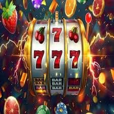 m2lone Live Dealer Baccarat ကတ်ဂိမ်း မြန်မာ ကစားသမား မိုဘိုင်းဖုန်းဖြင့် ကစားနေသောမြင်ကွင်း
